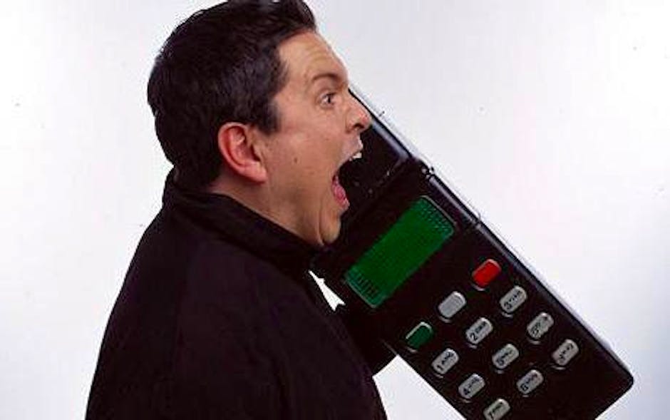 Говорящие сотовые телефоны. Человек с трубкой телефона. Самый громкий человек. Плохой телефон.