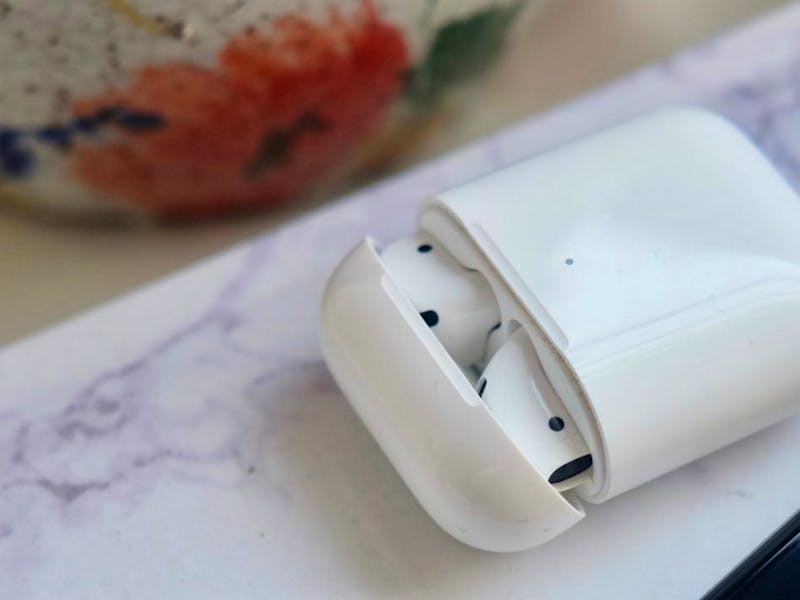 airpods-1-1-1220x813