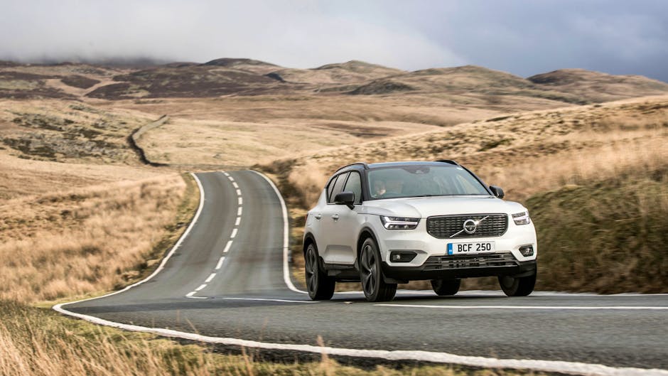 Volvo XC40 cruising along